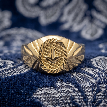 DIVYORO ARROWHEAD SIGNET RING