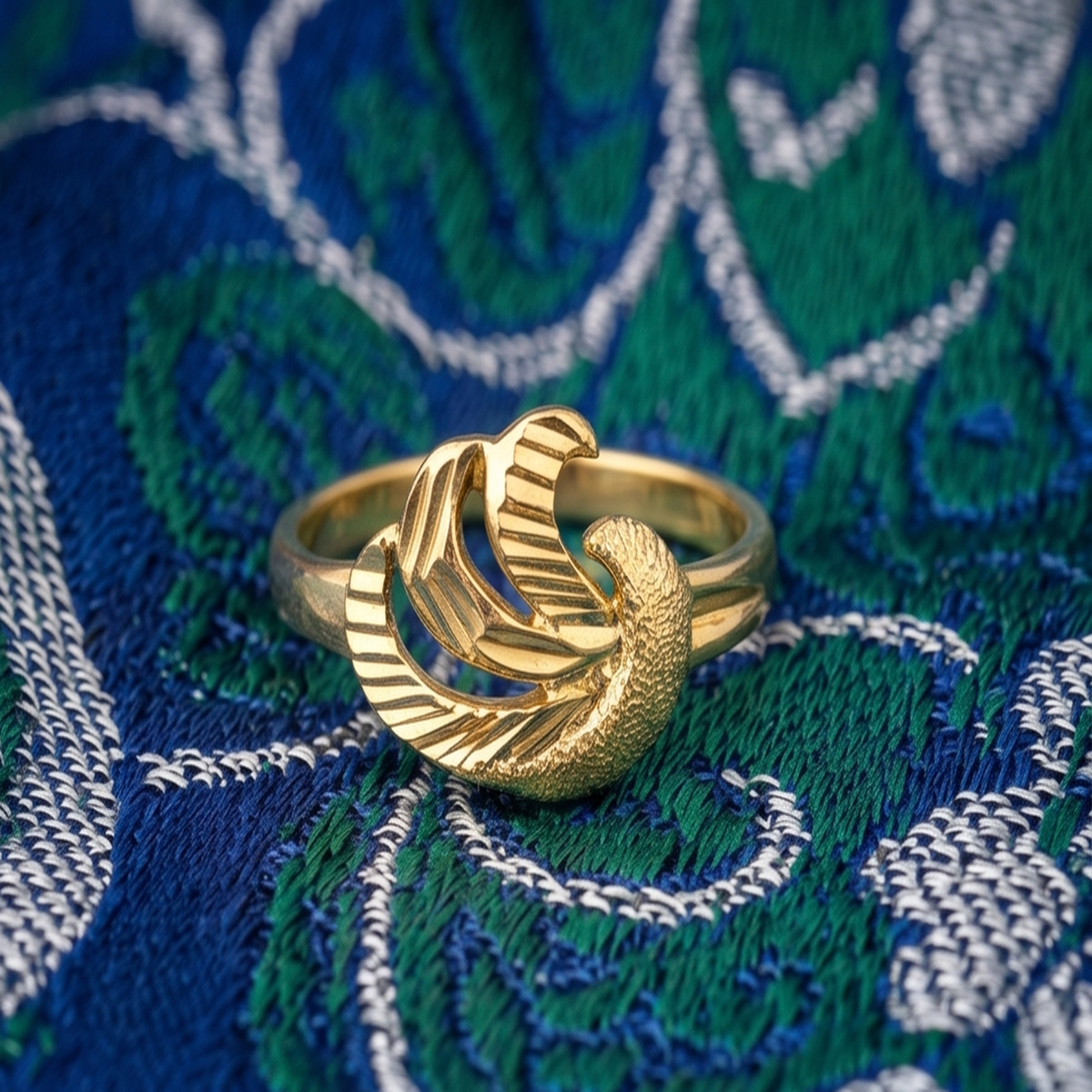 DIVYORO CONTEMPORARY WAVE-MOTIF GOLD RING