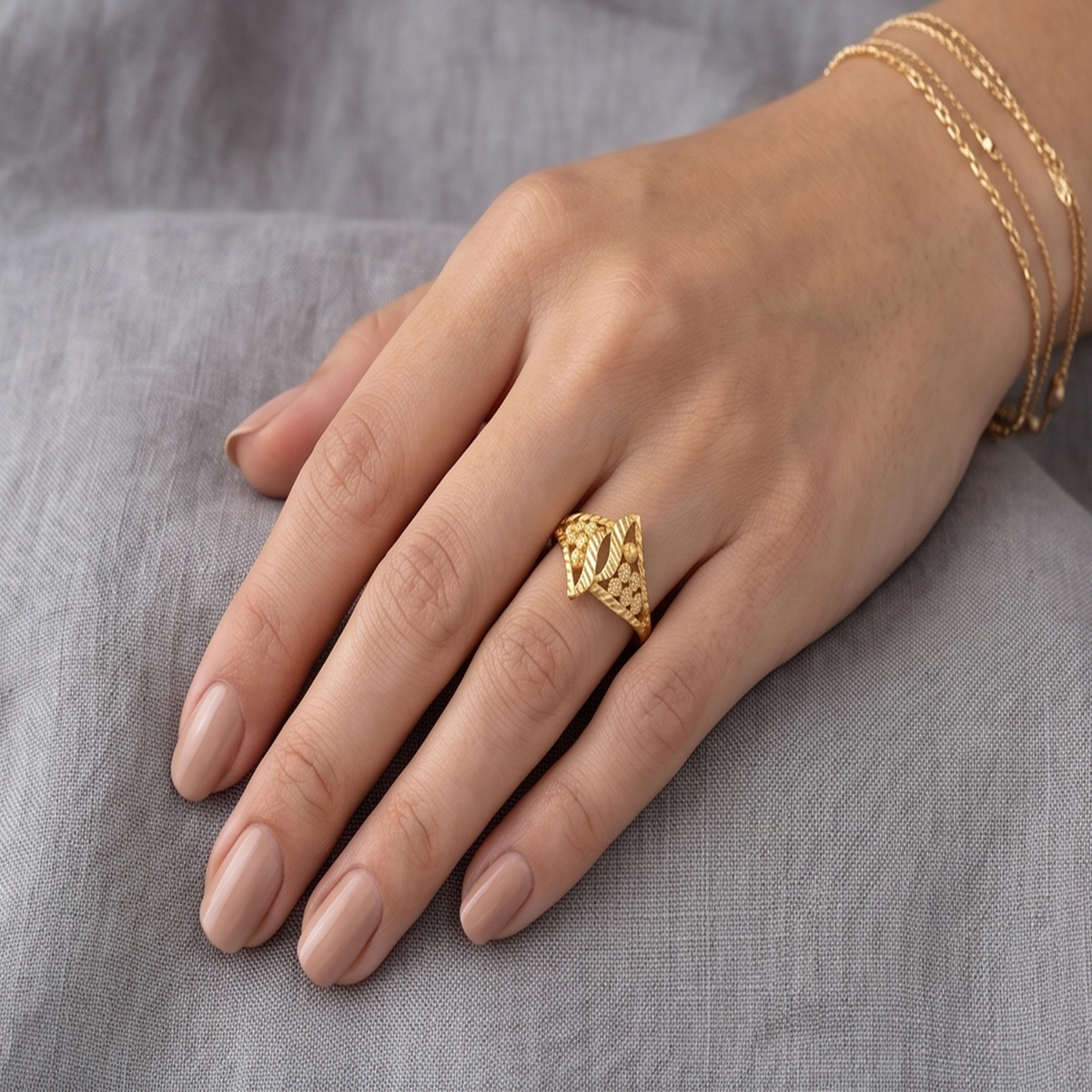 DIVYORO TEXTURED DIAMOND-PATTERN GOLD RING