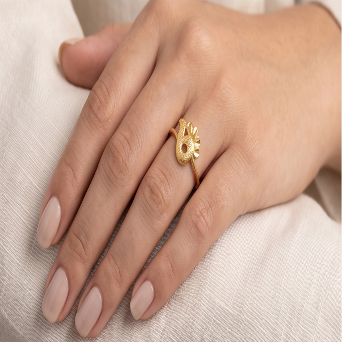 DIVYORO STYLIZED PEACOCK-MOTIF GOLD RING