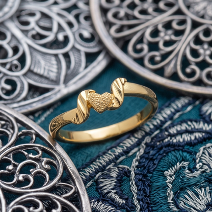 DIVYORO PETITE TEXTURED HEART GOLD RING