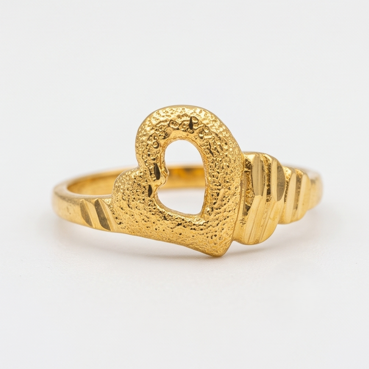 DIVYORO HEART PATTERN GOLD RING