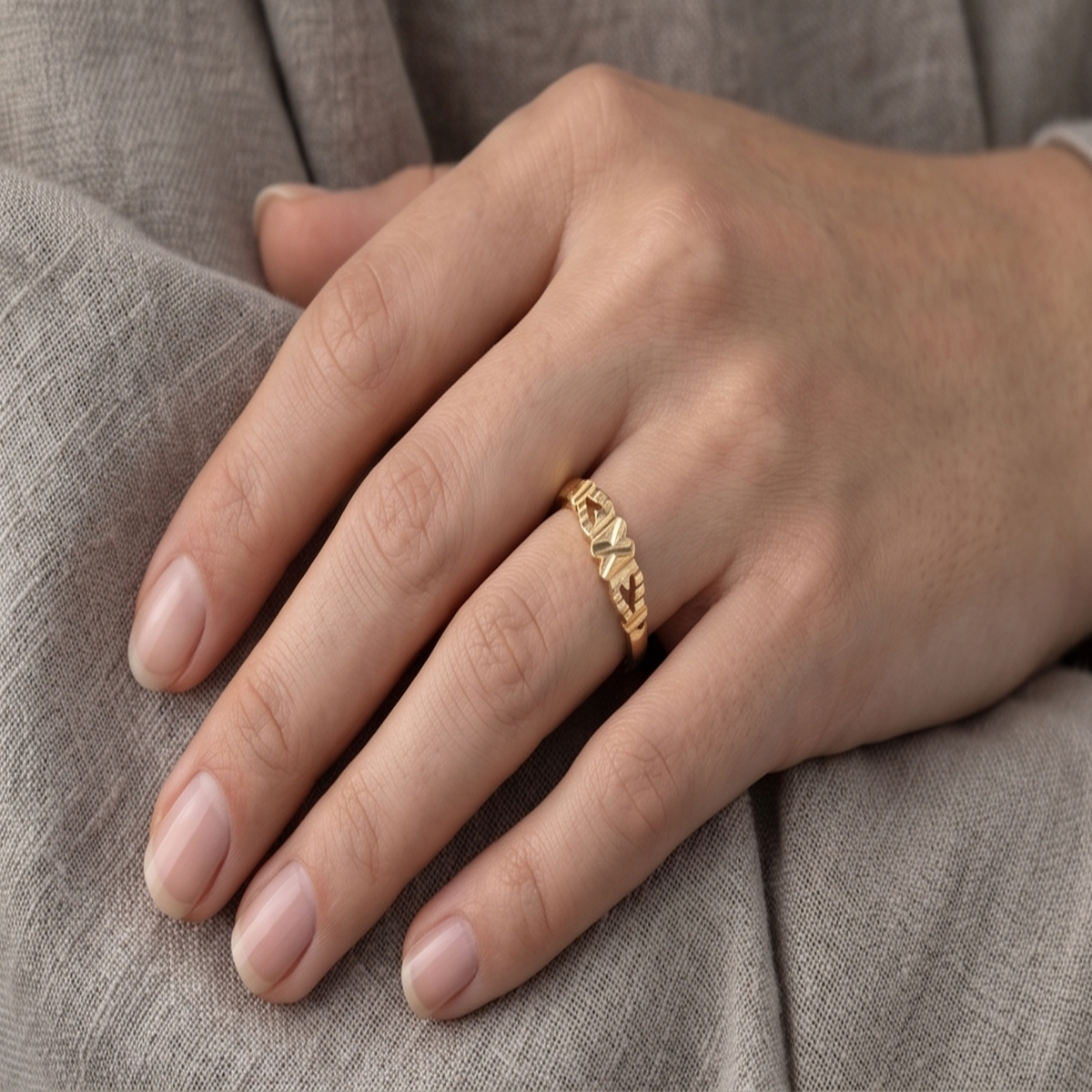 DIVYORO PATTERNED OVAL GOLD RING