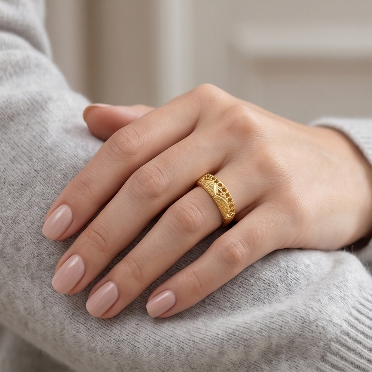 DIVYORO STUDDED OVAL GOLD RING