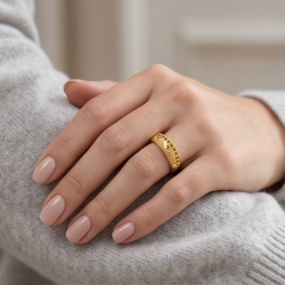 DIVYORO STUDDED OVAL GOLD RING