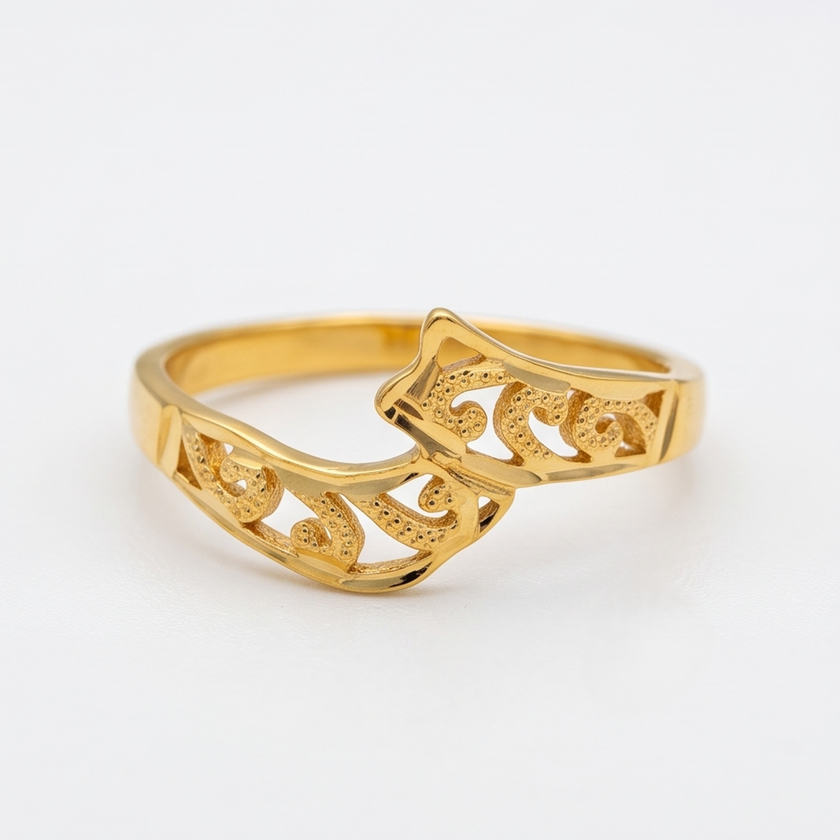 DIVYORO ABSTRACT GOLD RING