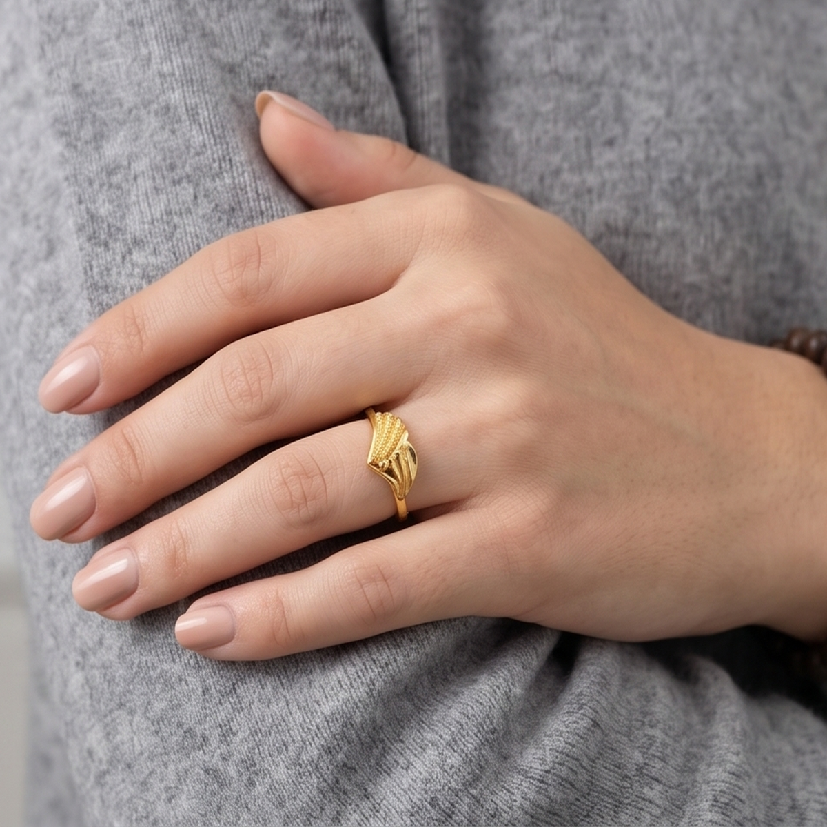 DIVYORO TEXTURED FEATHER GOLD RING