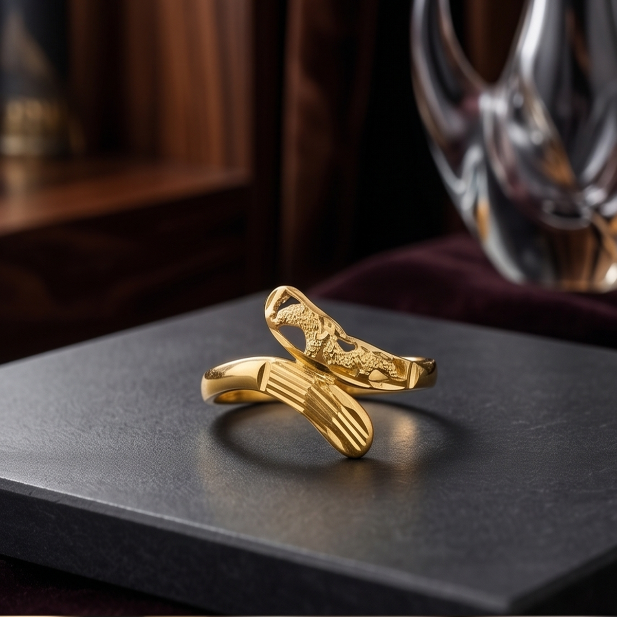 DIVYORO TEXTURED BLADE GOLD RING