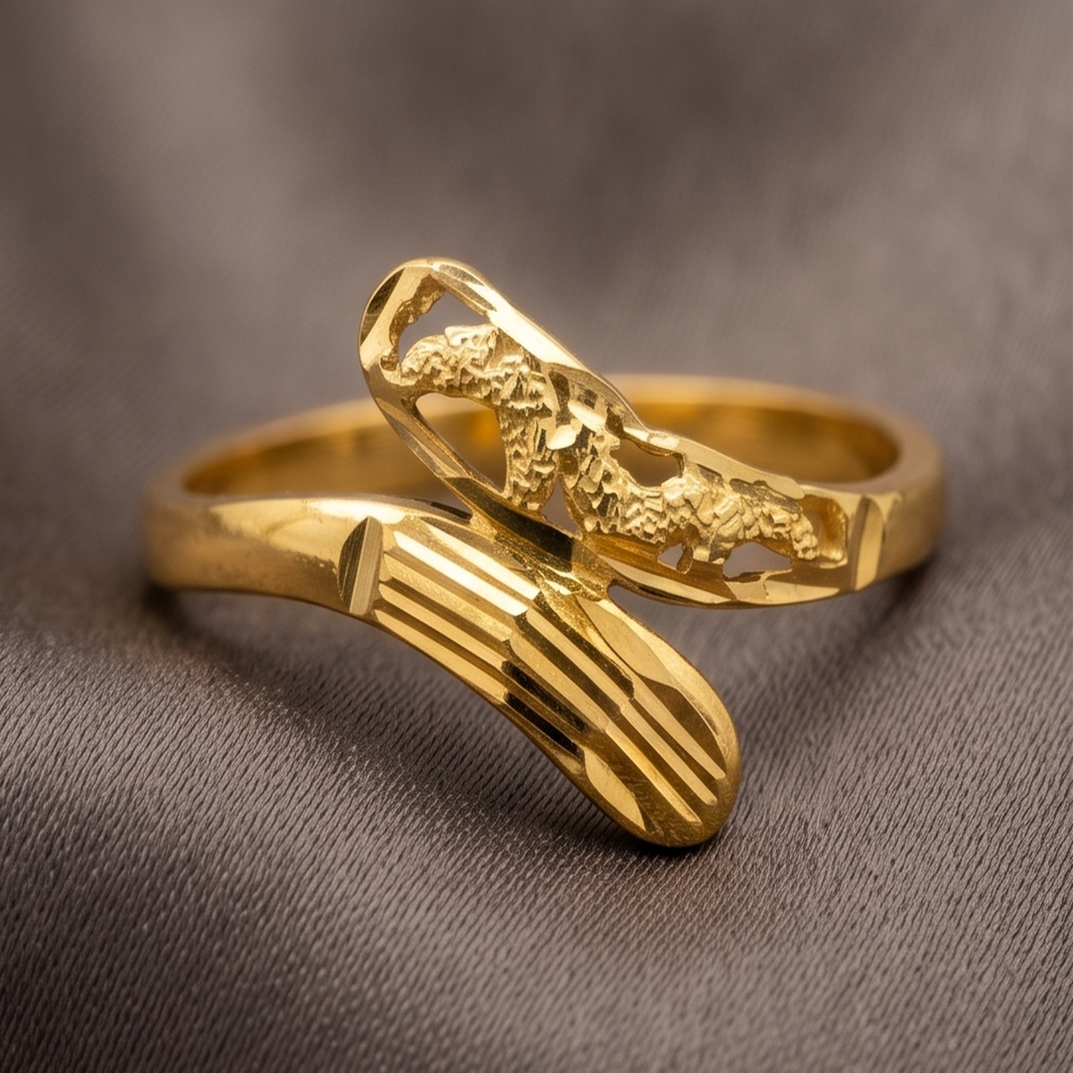 DIVYORO TEXTURED BLADE GOLD RING