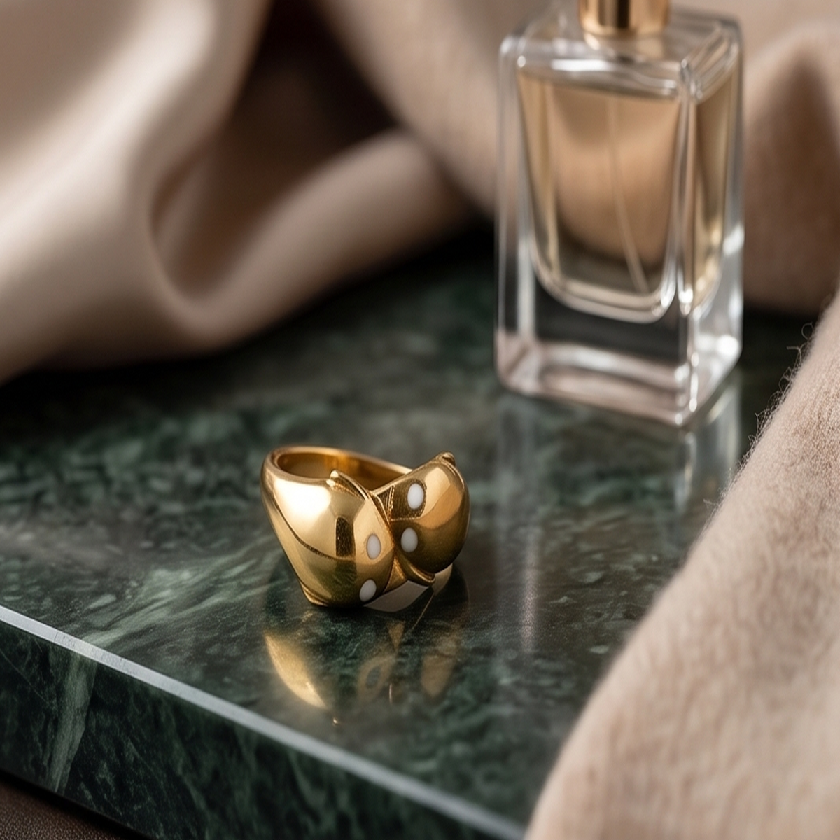 DIVYORO SPIRAL ACCENT GOLD RING