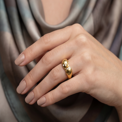 DIVYORO SPIRAL ACCENT GOLD RING