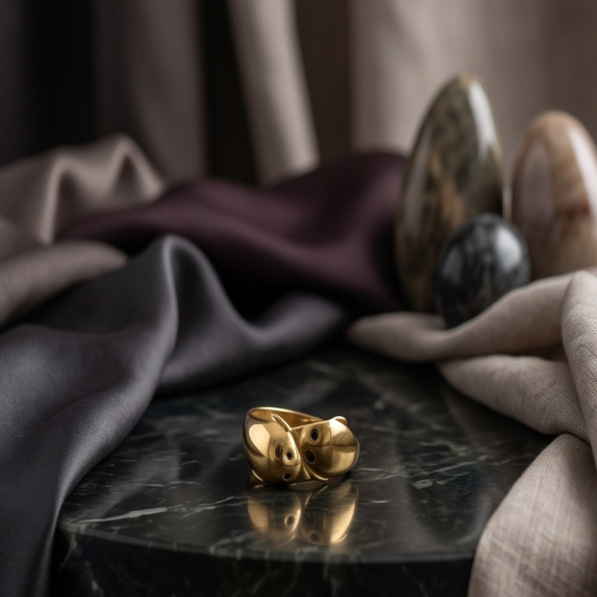 DIVYORO TEXTURED LOOP GOLD RING