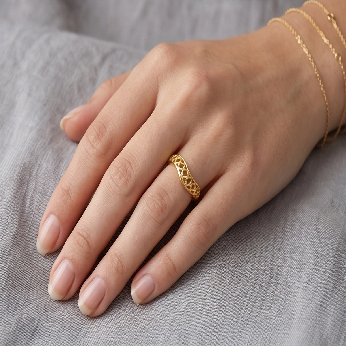 DIVYORO FEMALE LATTICE WAVE RING