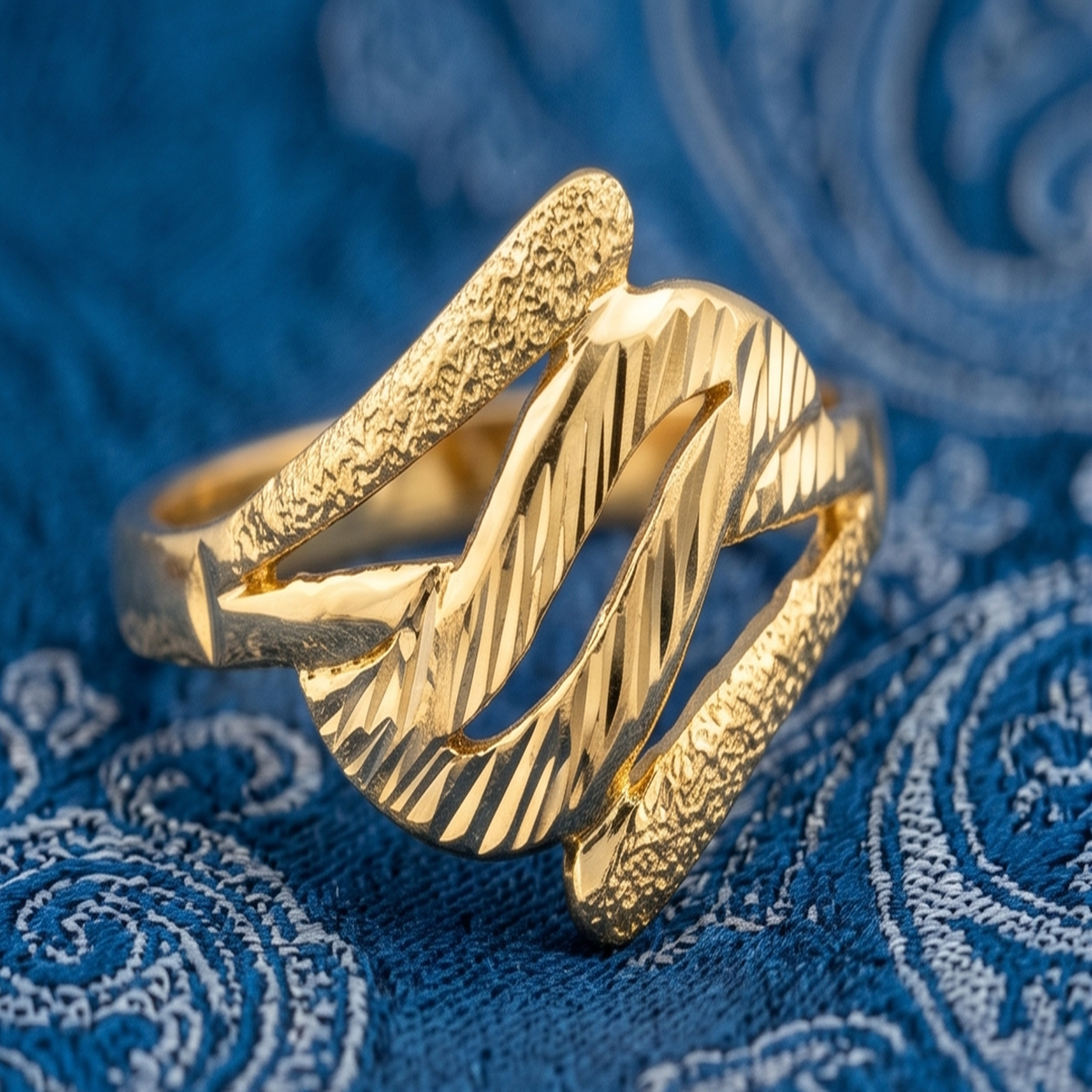 DIVYORO FEMALE ABSTRACT TEXTURED RING