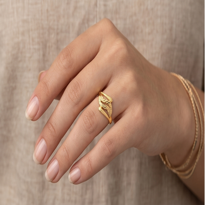 DIVYORO FEMALE ABSTRACT TEXTURED RING