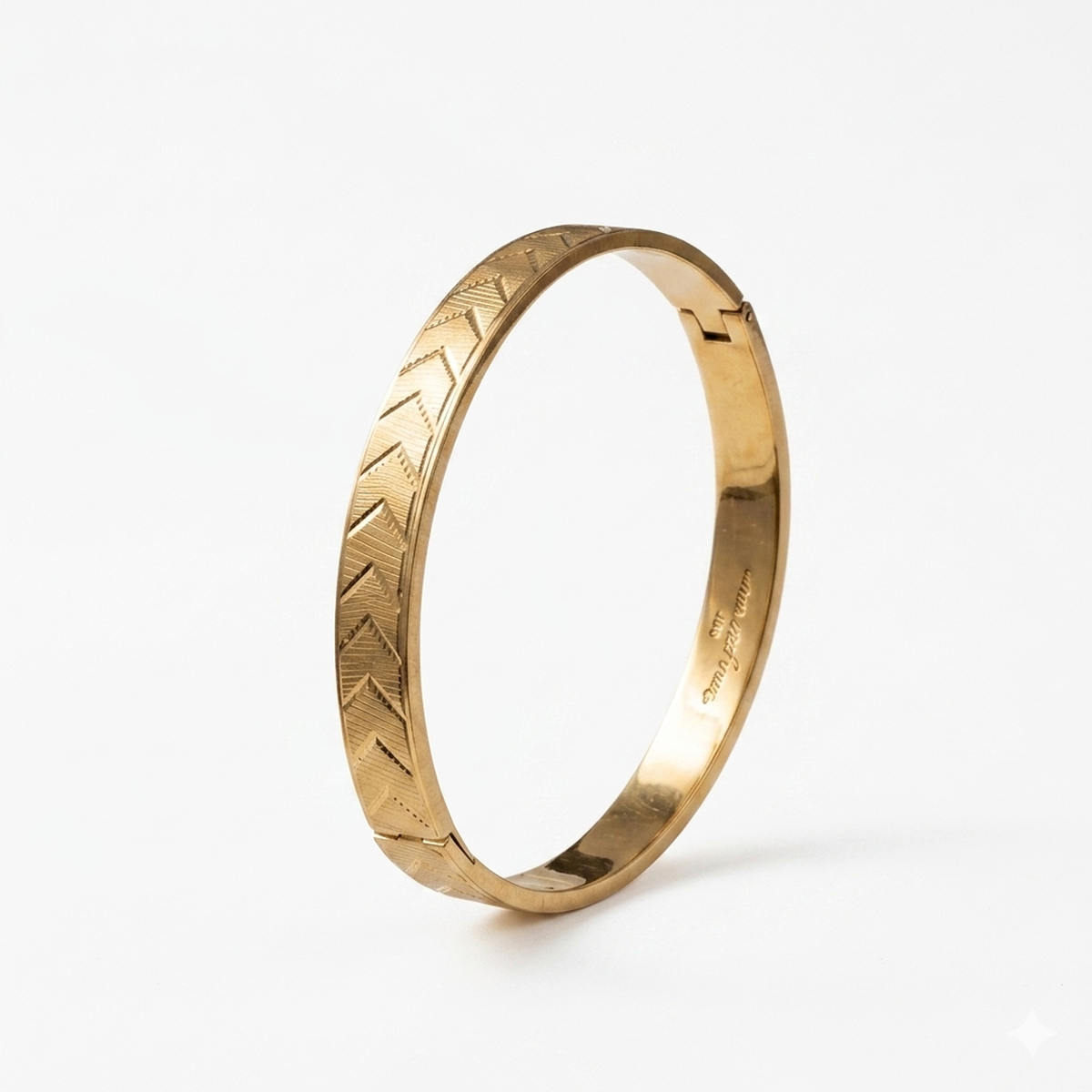 DIVYORO ARROWHEAD CHEVRON SHIMMER HINGED KADA