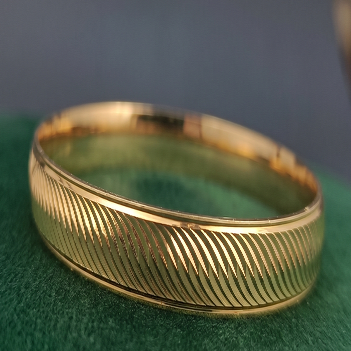 DIVYORO DIAGONAL SWIRL-CUT GOLD KADA