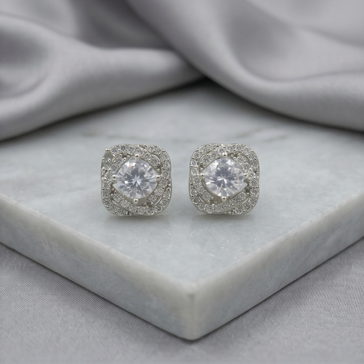 DIVYORO ROYALE CRYSTAL STUDS EARRING