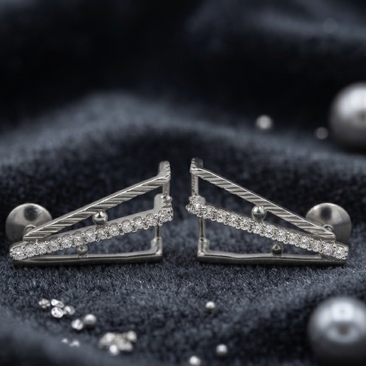 DIVYORO TRIGON STUDS EARRING