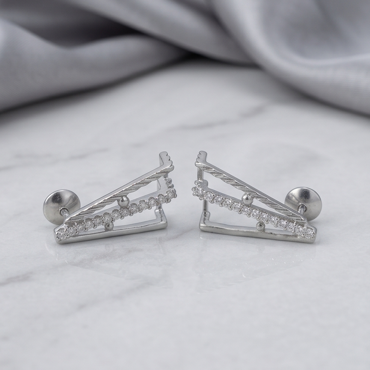 DIVYORO TRIGON STUDS EARRING