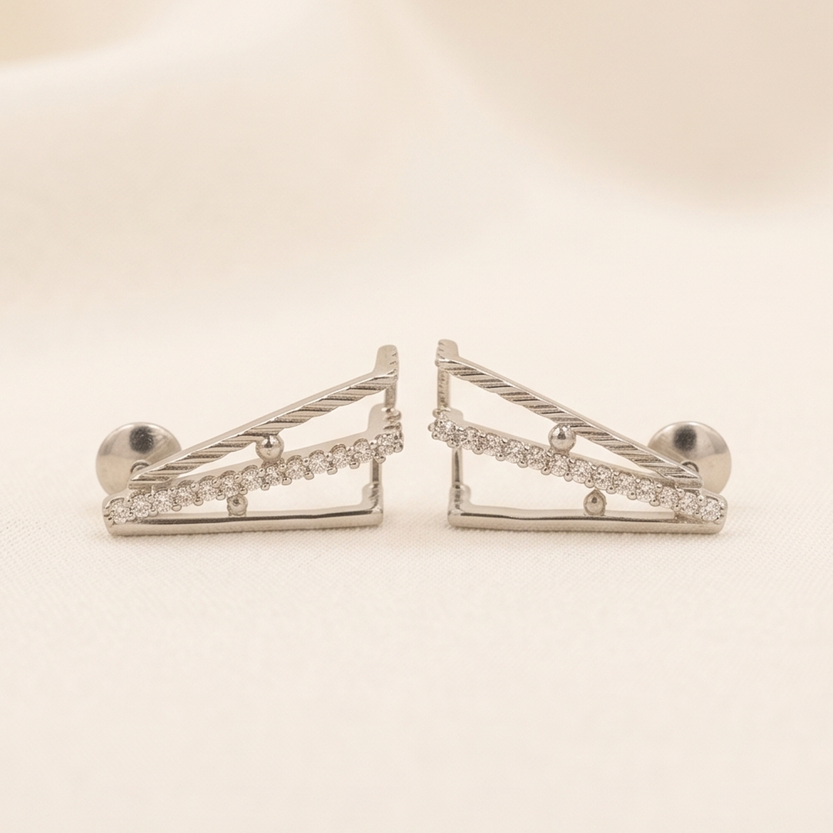 DIVYORO TRIGON STUDS EARRING