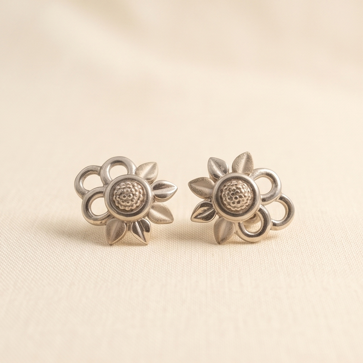 DIVYORO SILVER FLORET EARRING