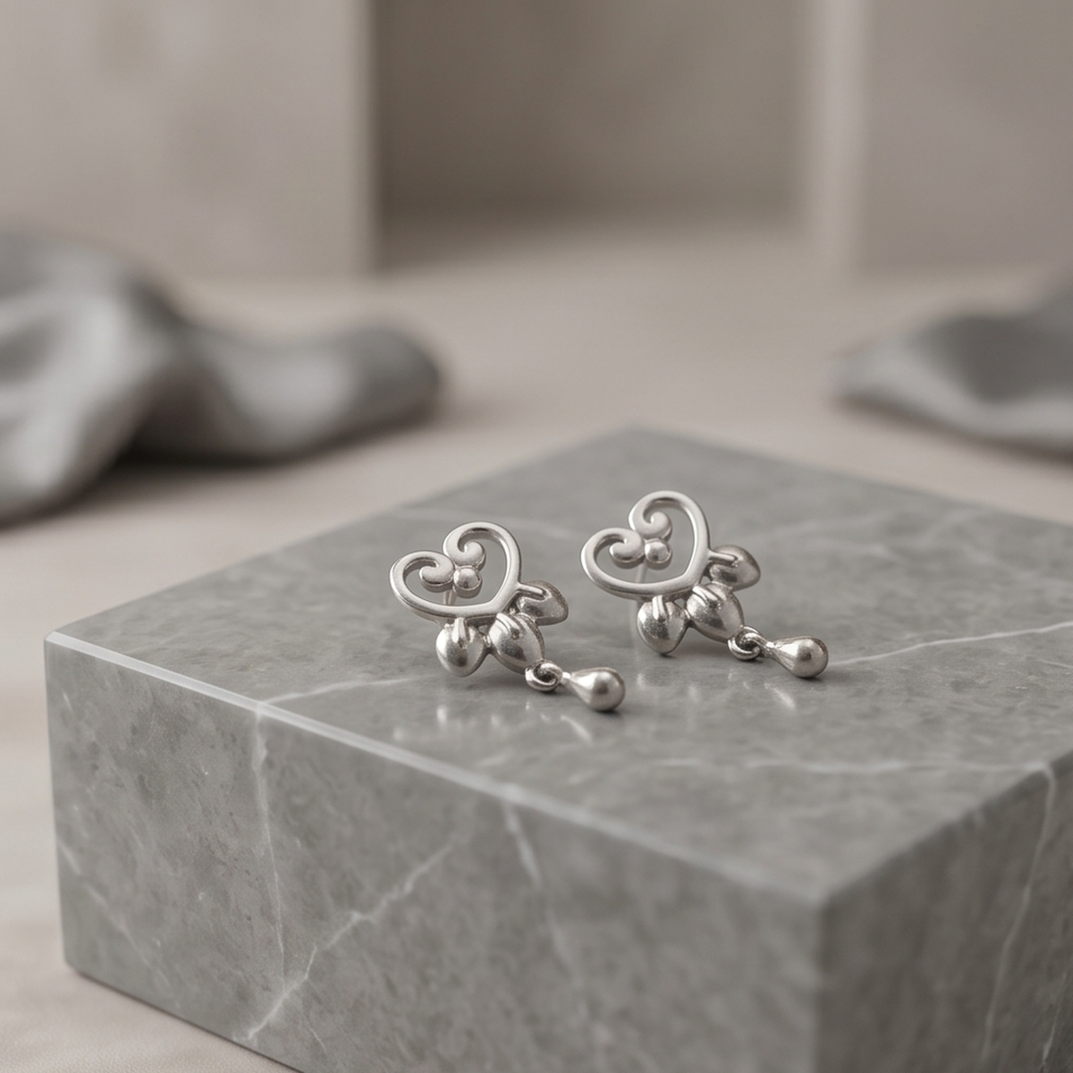 DIVYORO GRACEFUL HEART STUDS EARRING