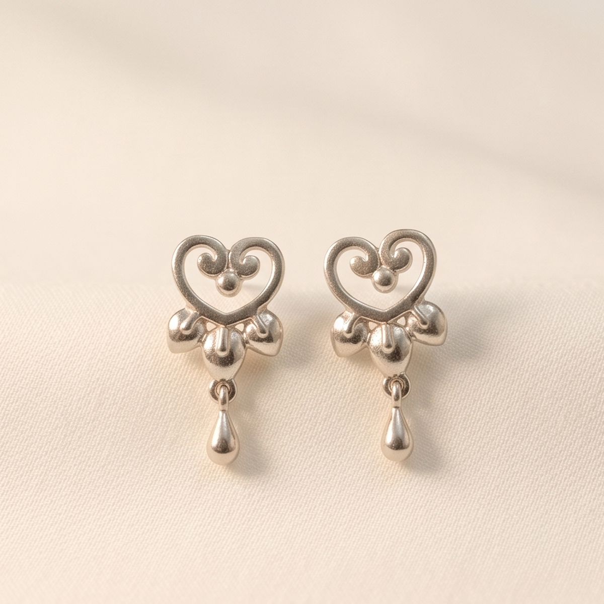 DIVYORO GRACEFUL HEART STUDS EARRING