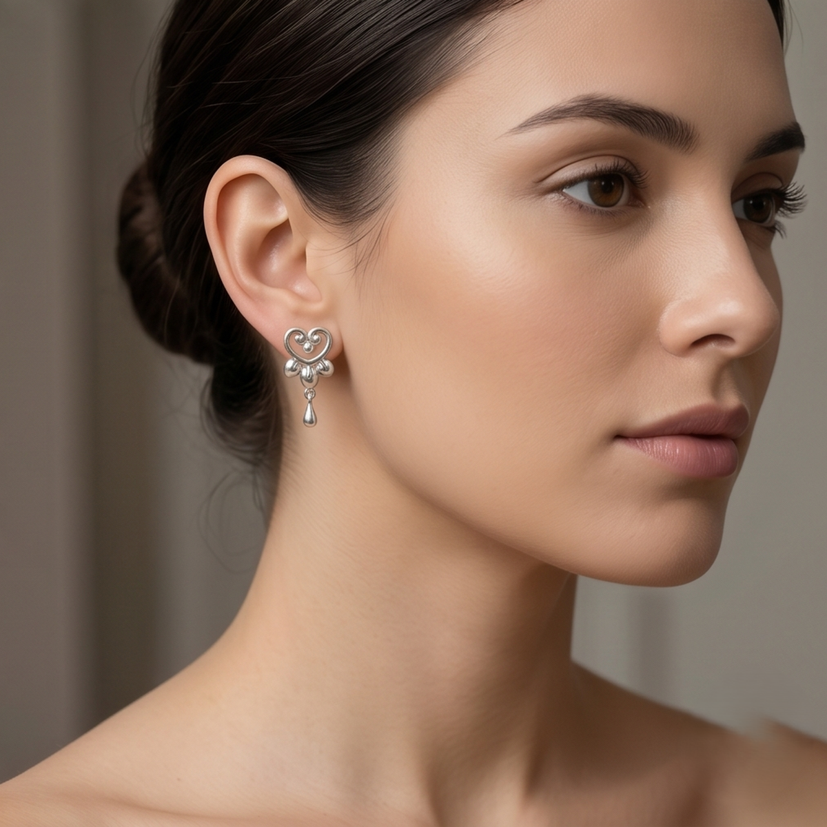 DIVYORO GRACEFUL HEART STUDS EARRING