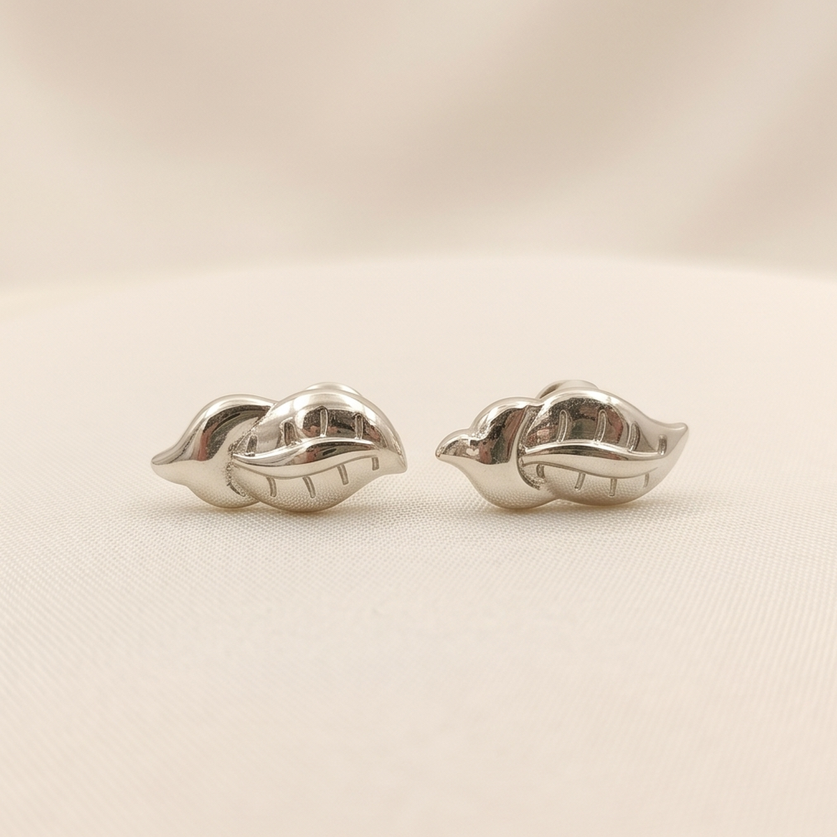 DIVYORO SLEEK LEAF ESSENCE EARRING