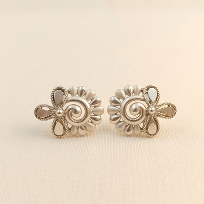 DIVYORO ORNATE SILVER SWIRL EARRING
