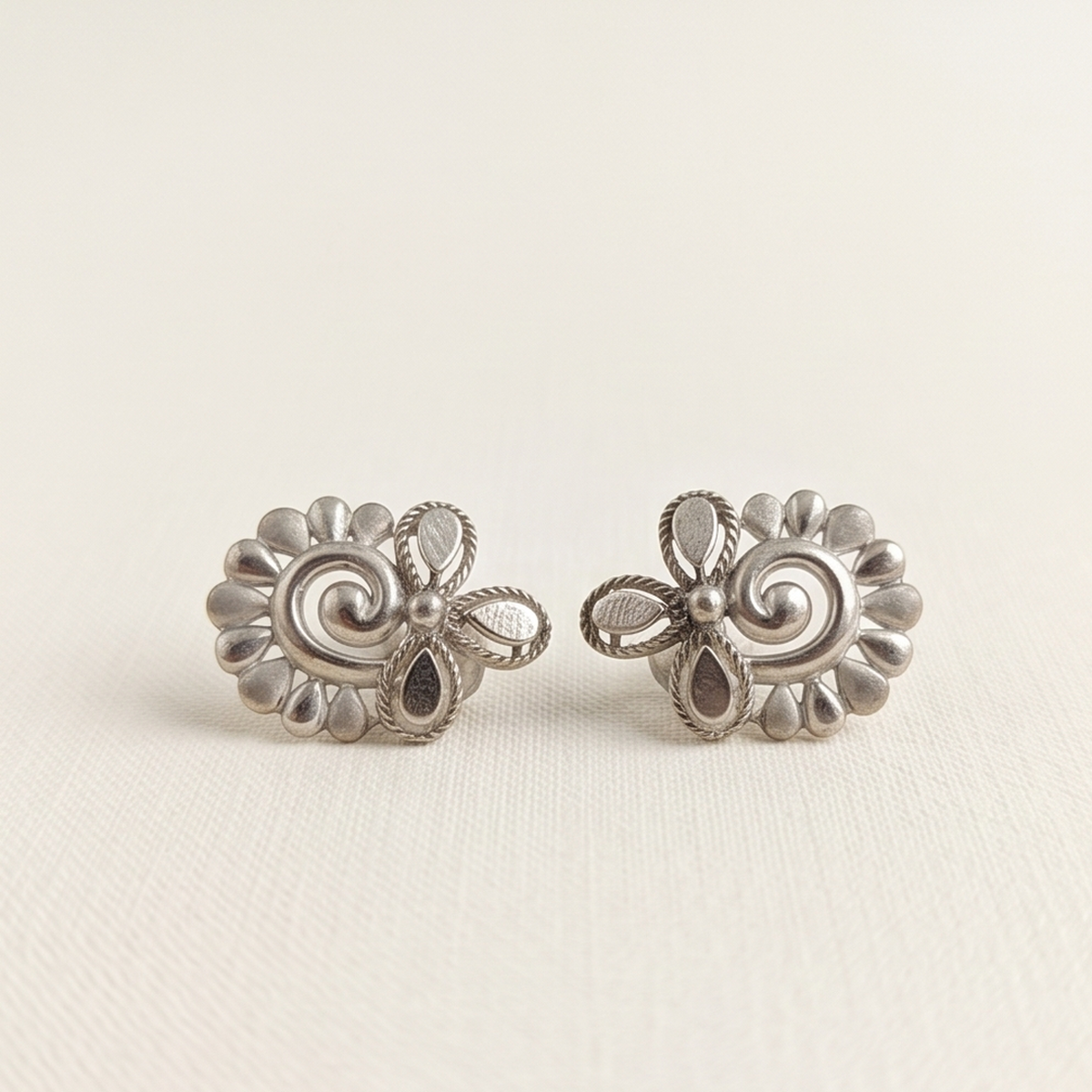 DIVYORO BAROQUE FLORAL CHARM EARRING