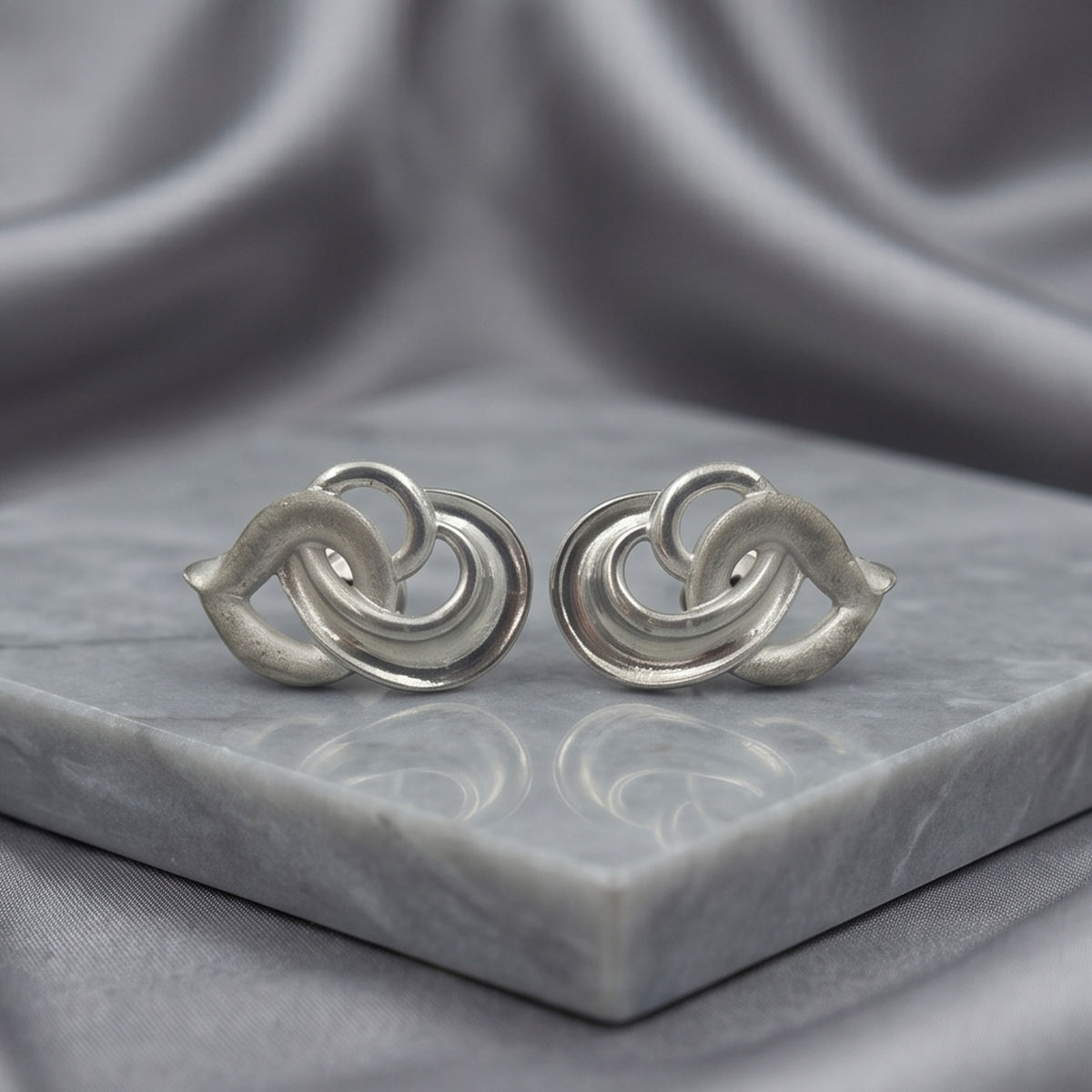 DIVYORO INTERLOCKING SILVER LOOPS EARRING