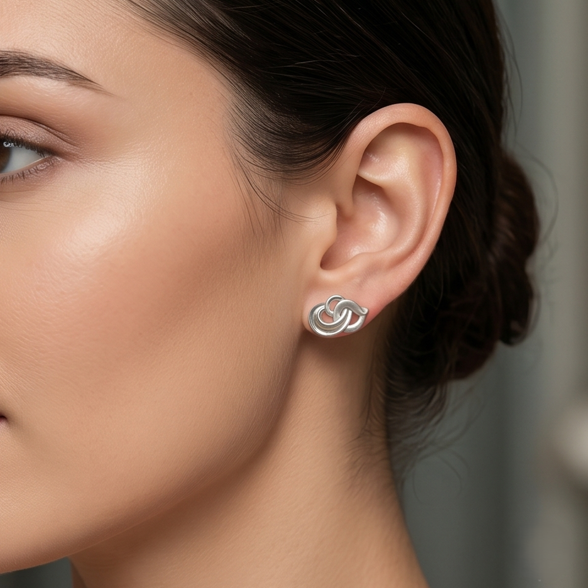 DIVYORO INTERLOCKING SILVER LOOPS EARRING