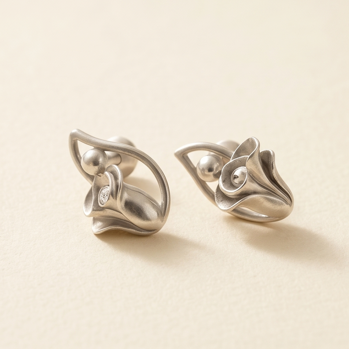 DIVYORO ARTISAN LILY EARRING