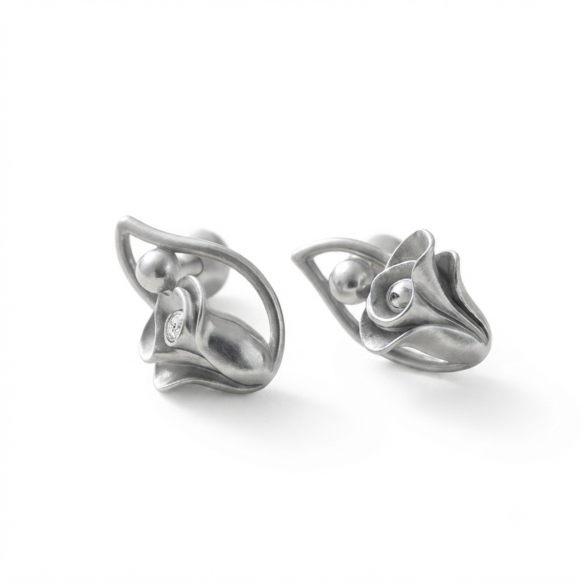 DIVYORO ARTISAN LILY EARRING