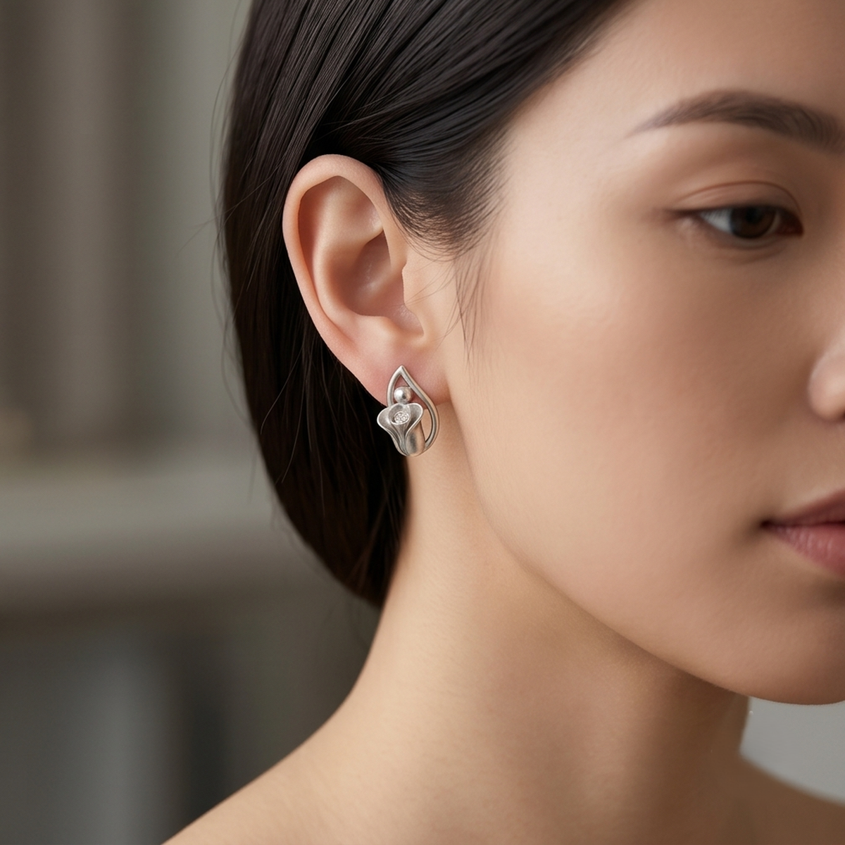 DIVYORO ARTISAN LILY EARRING