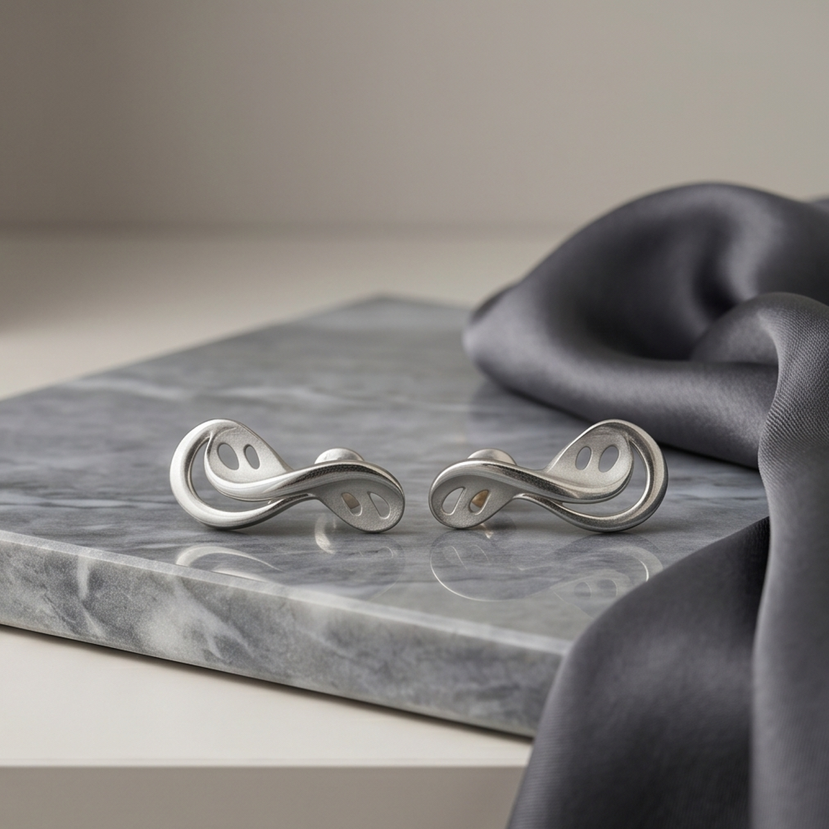 DIVYORO MODERN LOOP STUDS EARRING
