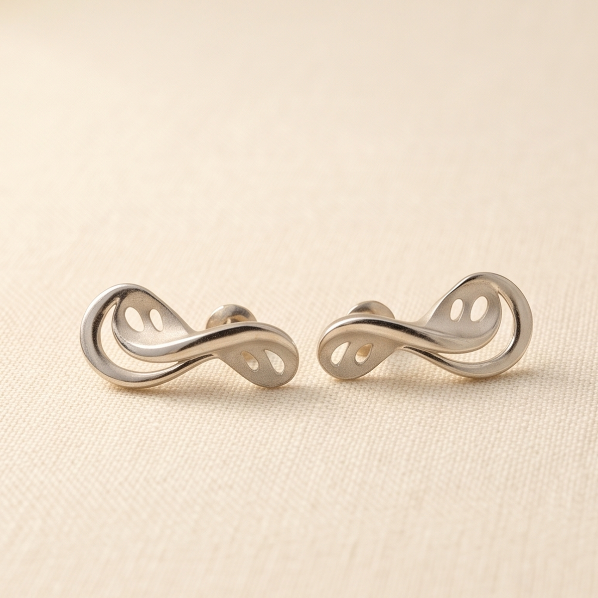 DIVYORO MODERN LOOP STUDS EARRING