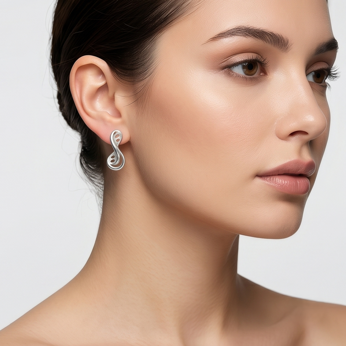 DIVYORO MODERN LOOP STUDS EARRING