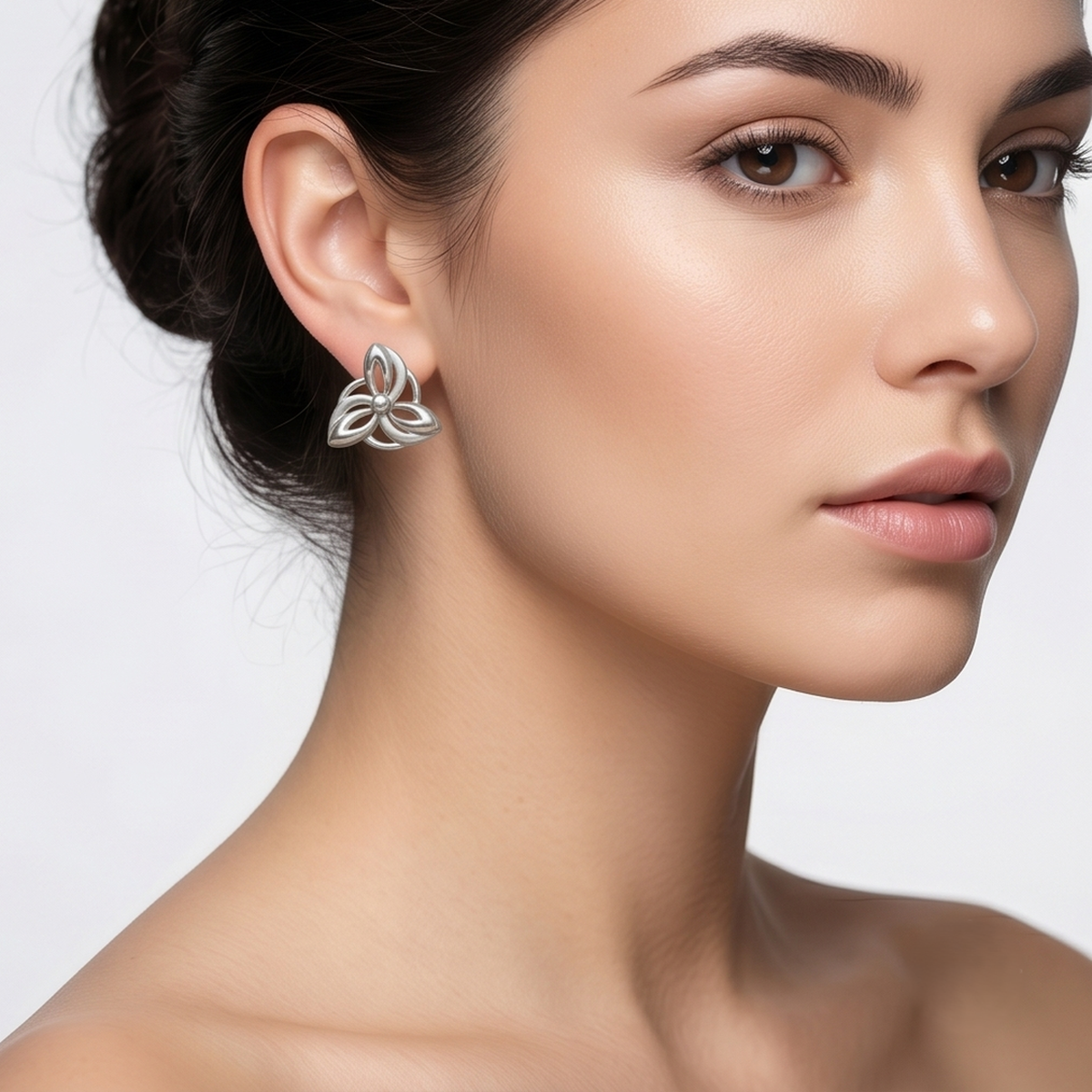 DIVYORO SCULPTED TRIO STUDS EARRING