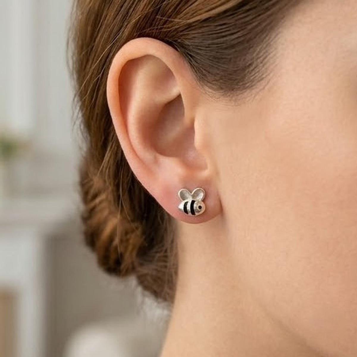 DIVYORO LITTLE HONEYBEE SILVER EARRING