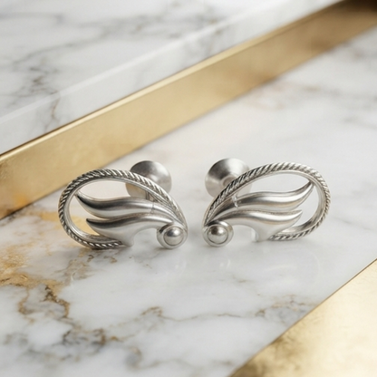 DIVYORO FEATHERED CURVE STUDS EARRING