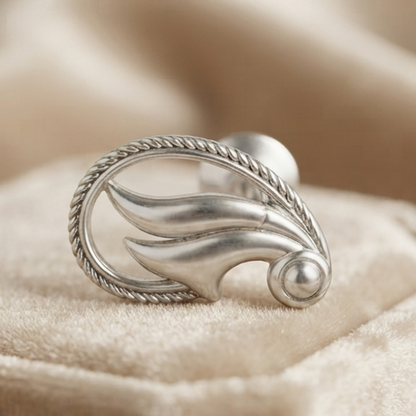 DIVYORO FEATHERED CURVE STUDS EARRING