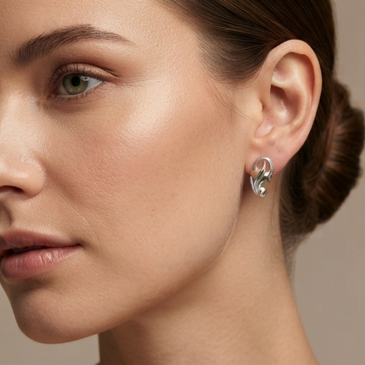 DIVYORO FEATHERED CURVE STUDS EARRING