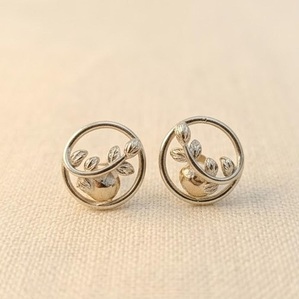DIVYORO NATURE'S LOOP SILVER EARRING