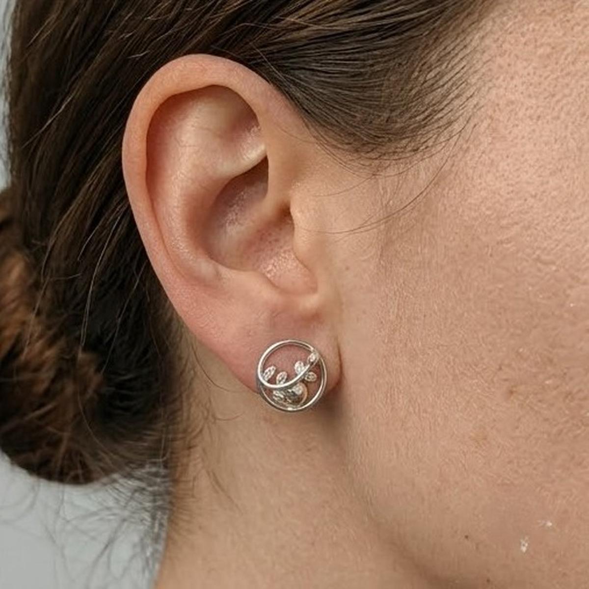 DIVYORO NATURE'S LOOP SILVER EARRING