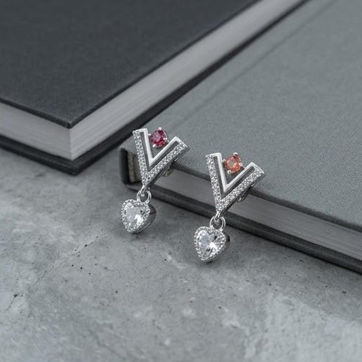 DIVYORO V-SHAPED CRYSTAL HEART DROP EARRING