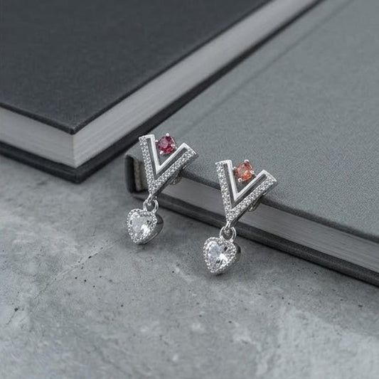 DIVYORO V-SHAPED CRYSTAL HEART DROP EARRING