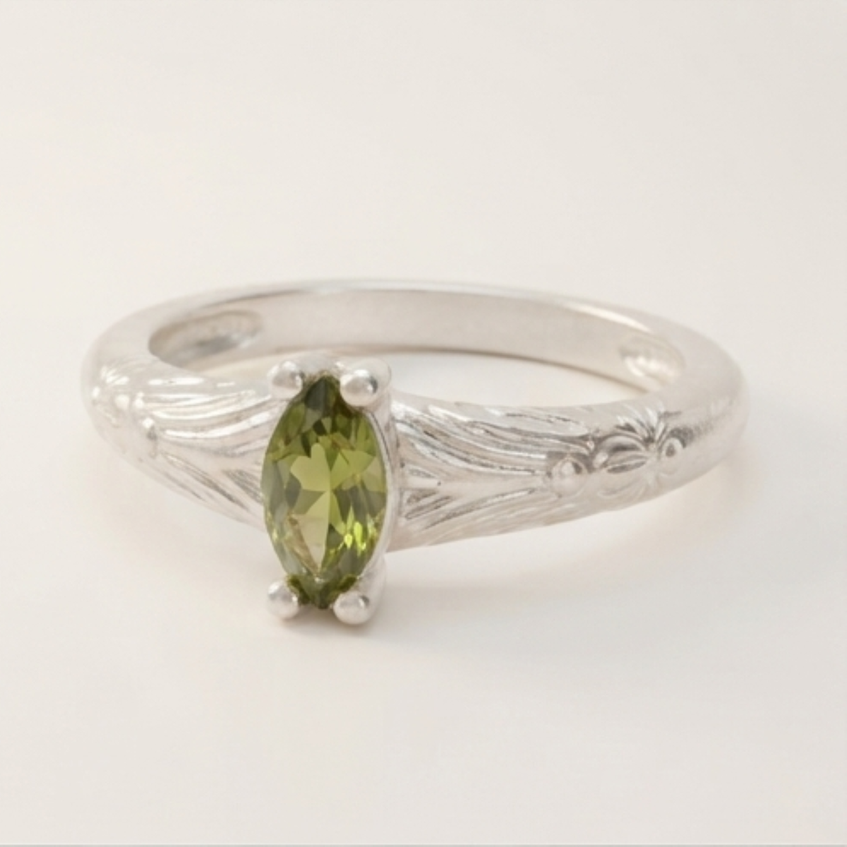 DIVYORO LEAF & VINE BAND RING